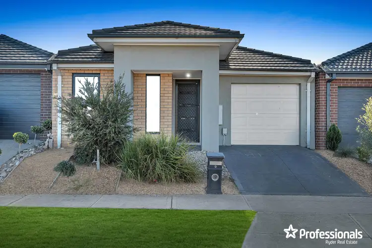 9 Esslemont Road, Thornhill Park VIC 3335