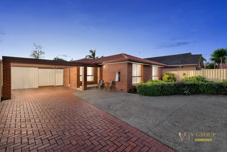 8 Laver Court, Mill Park VIC 3082