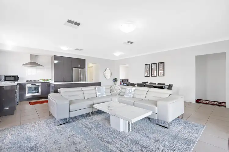 7 Savoy Place, Thornlie WA 6108