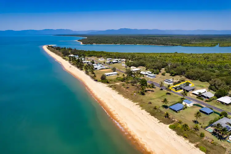 27 Taylor Street, Tully Heads QLD 4854