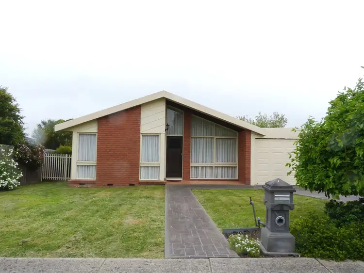 Main view of Homely house listing, 2 Eddington Pl, Endeavour Hills VIC 3802