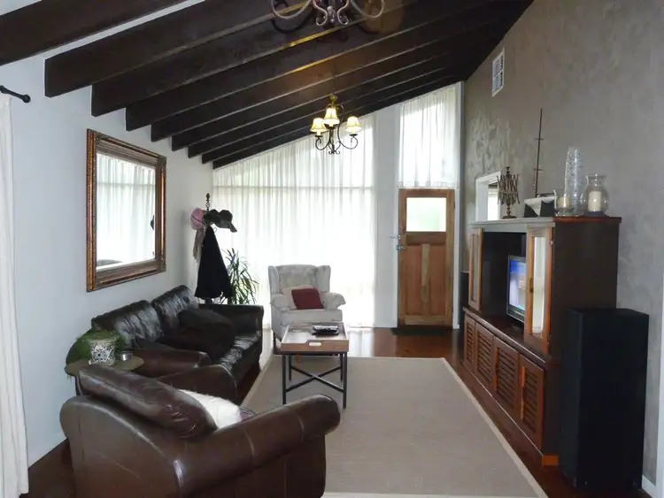 Fifth view of Homely house listing, 2 Eddington Pl, Endeavour Hills VIC 3802