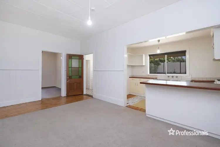 Fifth view of Homely house listing, 2 Berry Court, Hamilton VIC 3300