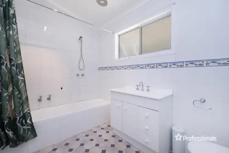 Sixth view of Homely house listing, 2 Berry Court, Hamilton VIC 3300