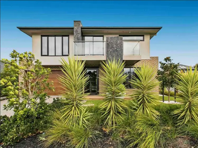 33 Bathgate Crescent, Cranbourne East VIC 3977