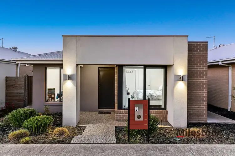 8 Precinct Walk, Clyde North VIC 3978