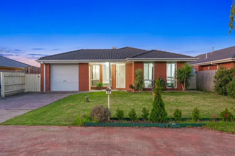 19 Glenaire Cres, Cranbourne West VIC 3977