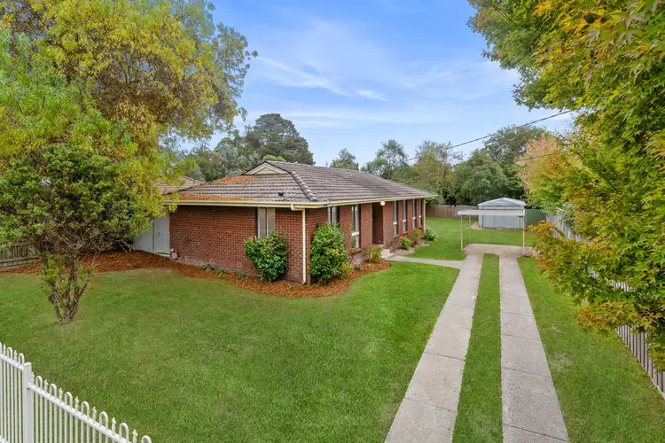 11 Russell Avenue, Woodend VIC 3442