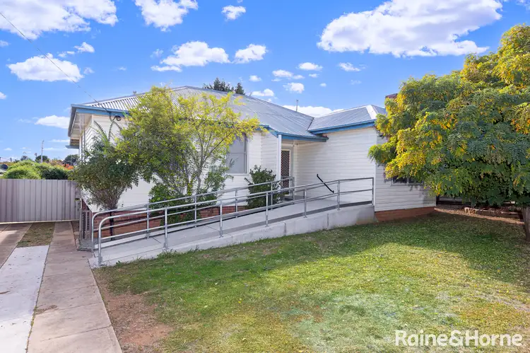 44 Phillip Avenue, Mount Austin NSW 2650