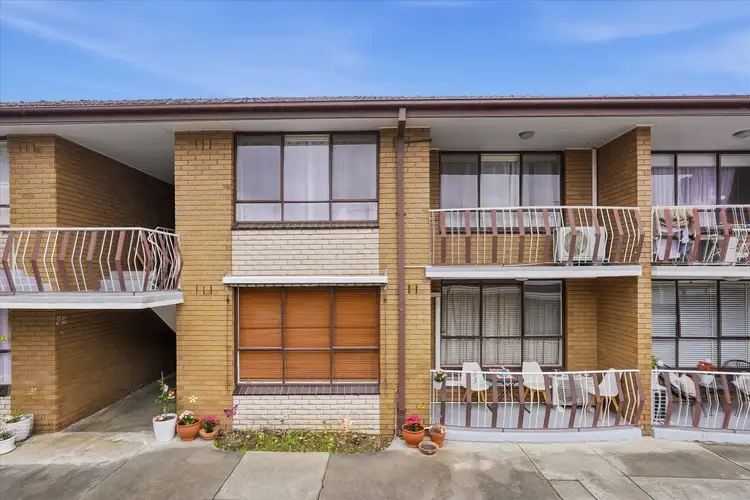 4 Lyons Street