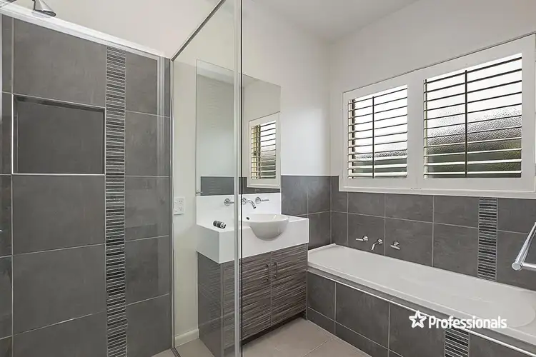 Sixth view of Homely house listing, 3 Katherine Court, Hamilton VIC 3300