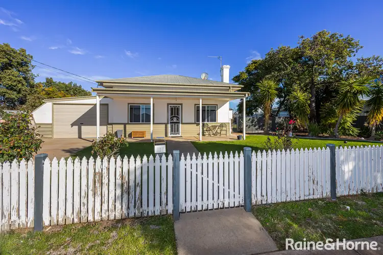 17 Loughnan Street, Coolamon NSW 2701