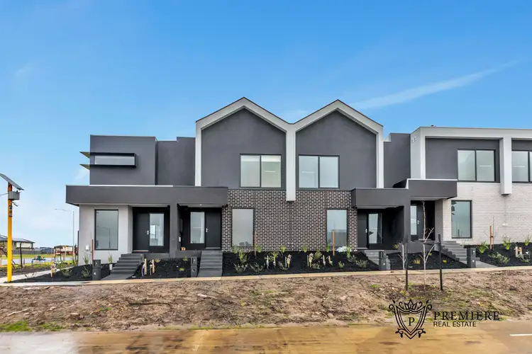 8 Seve Walk, Clyde North VIC 3978