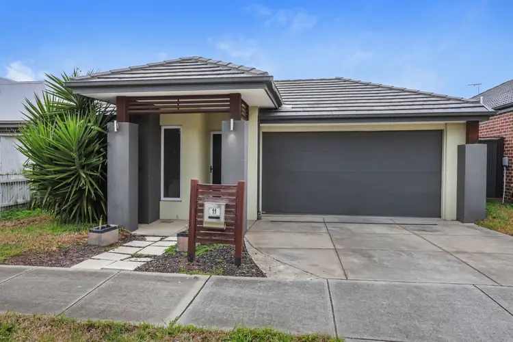11 Flora Grove, Kurunjang VIC 3337