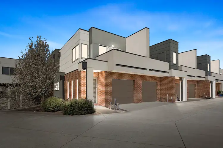 30/64 Escapade Boulevard, Craigieburn VIC 3064