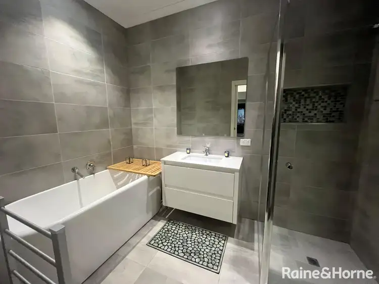 2/156 The Esplanade, Caroline Springs VIC 3023