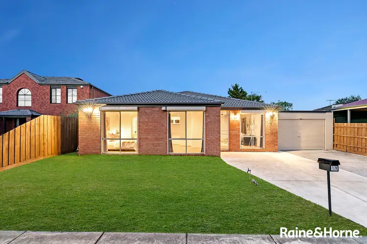 19 Daphne Way, Cranbourne North VIC 3977