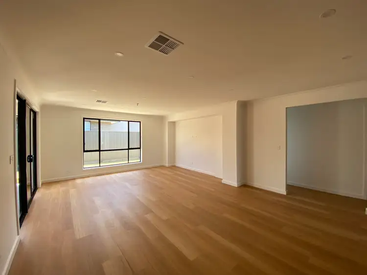 8 Trimboli Crescent