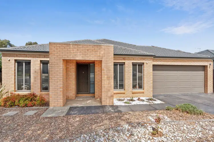 19 Yellow Gum Way, Manor Lakes VIC 3024