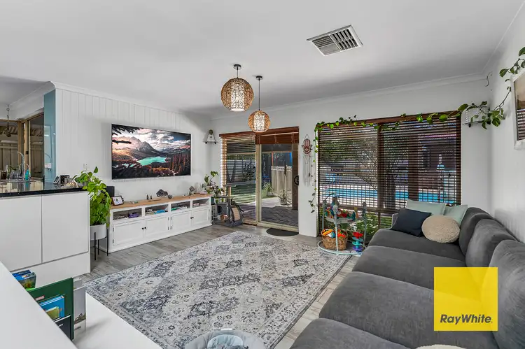 18 Lakeside Drive, Thornlie WA 6108