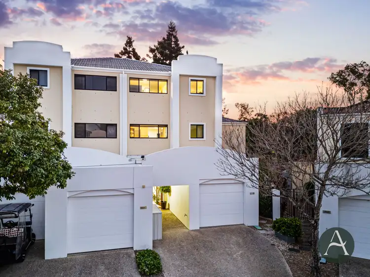 8864 Magnolia Drive East, Hope Island QLD 4212