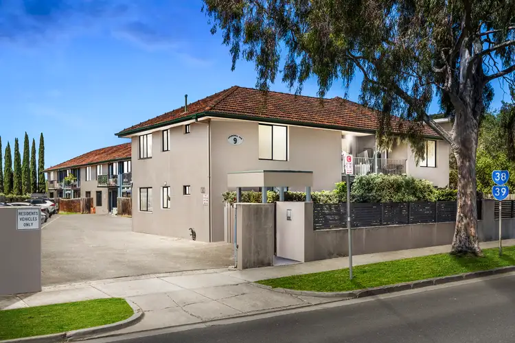 9 Churchill Avenue