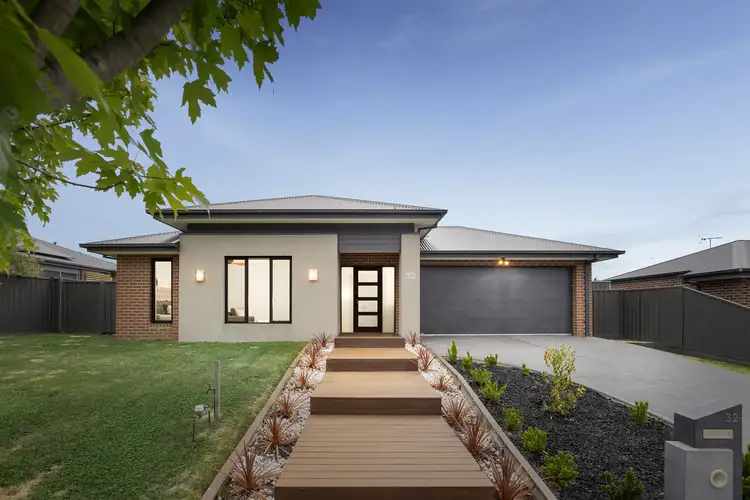 32 Greenfields Boulevard, Romsey VIC 3434