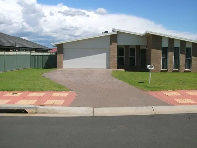 18 Lansdowne Drive