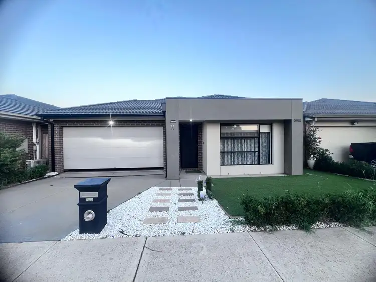 8 Fulham Crescent, Thornhill Park VIC 3335