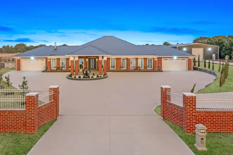 11 Rangeview Close, Mickleham VIC 3064