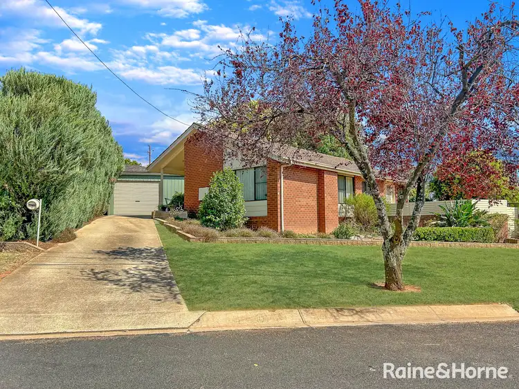 1 Charles Crescent, Young NSW 2594