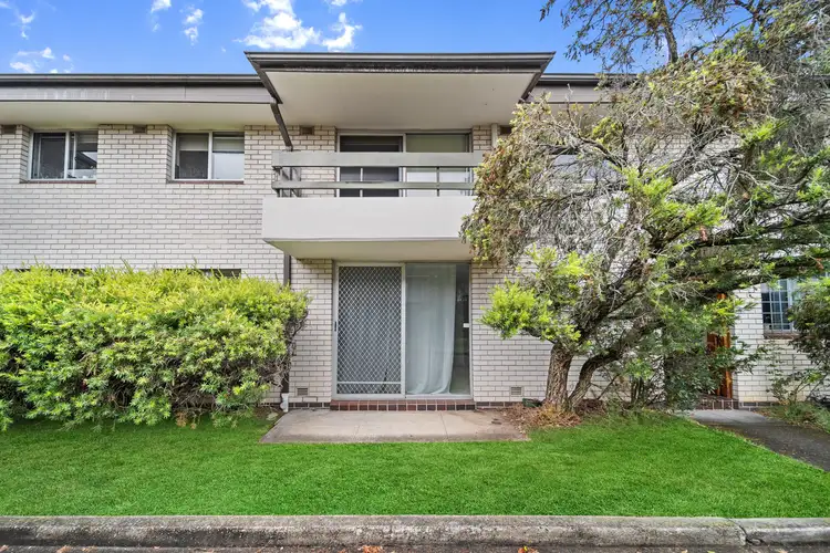 3/2 Corby Avenue