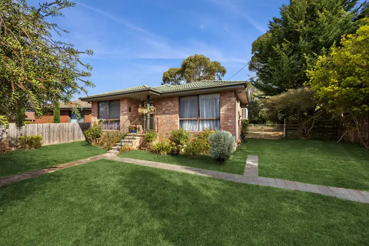 16 Russell Avenue, Woodend VIC 3442