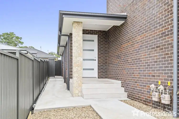 3A Woodside Pl