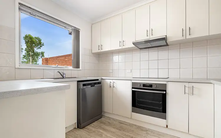 8 Leeds Close