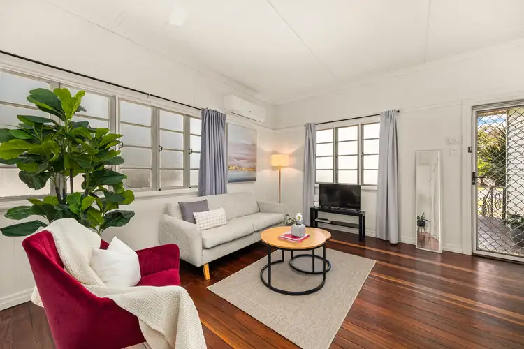 27 Deakin Street