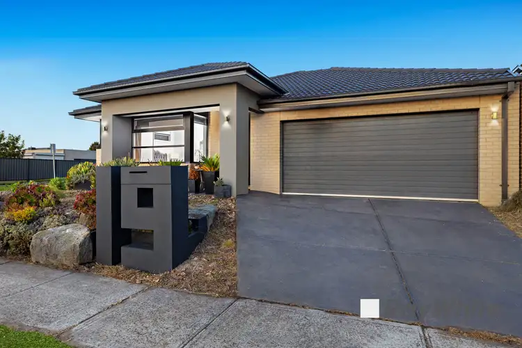 19 Calabrese Circuit, Clyde North VIC 3978