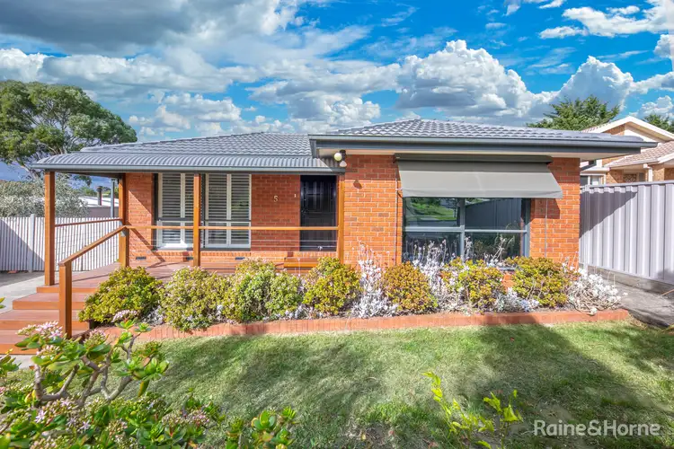 5 Lawrence Avenue, Sunbury VIC 3429