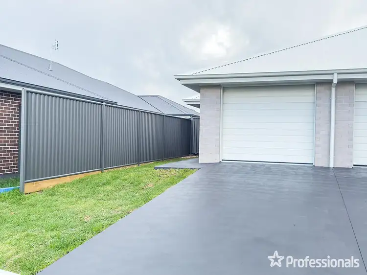 2/50 Station Street, Kootingal NSW 2352