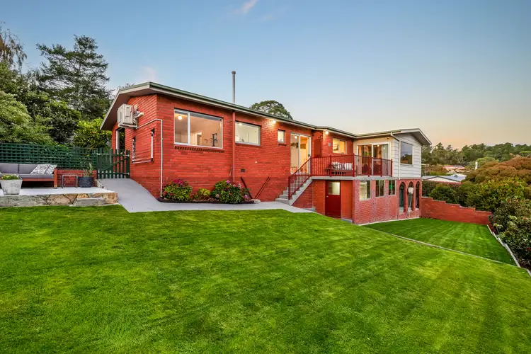 18 Cedar Street, Lindisfarne TAS 7015