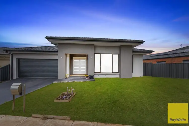 4 Creekside Boulevard, Manor Lakes VIC 3024
