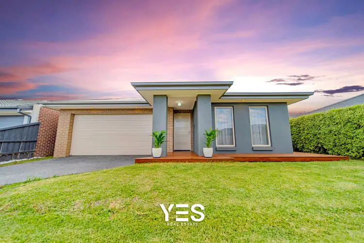 27 Langshan Road, Clyde North VIC 3978