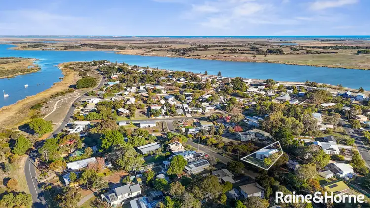 18 Lakeside Avenue, Clayton Bay SA 5256