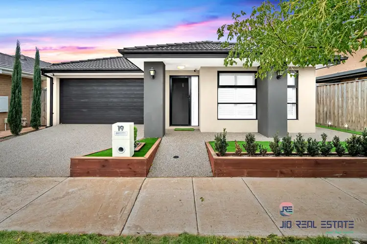 19 Howard Road, Thornhill Park VIC 3335