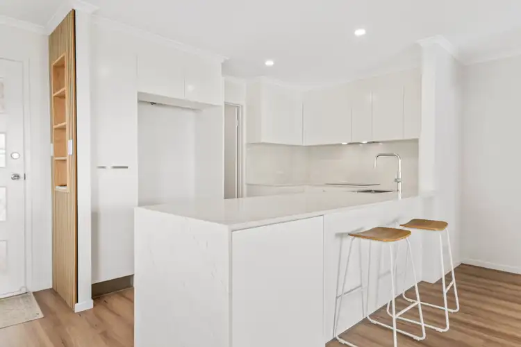 2/36 Robert Street, Labrador QLD 4215