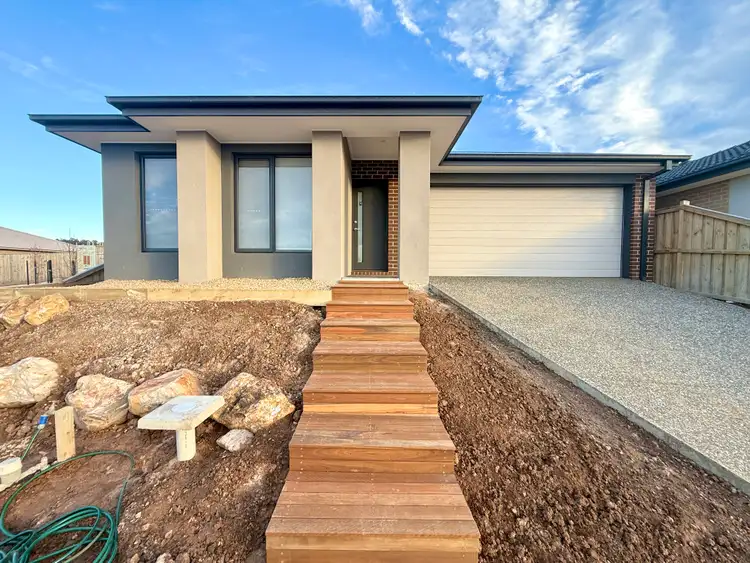 8 Snows Hill Avenue, Warragul VIC 3820