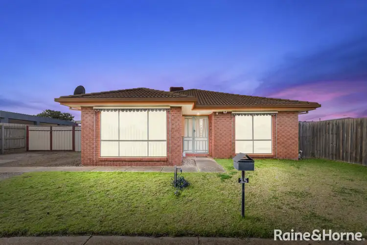 15 Regal Court, Melton South VIC 3338