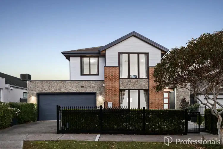 19 Woodward Way, Caroline Springs VIC 3023