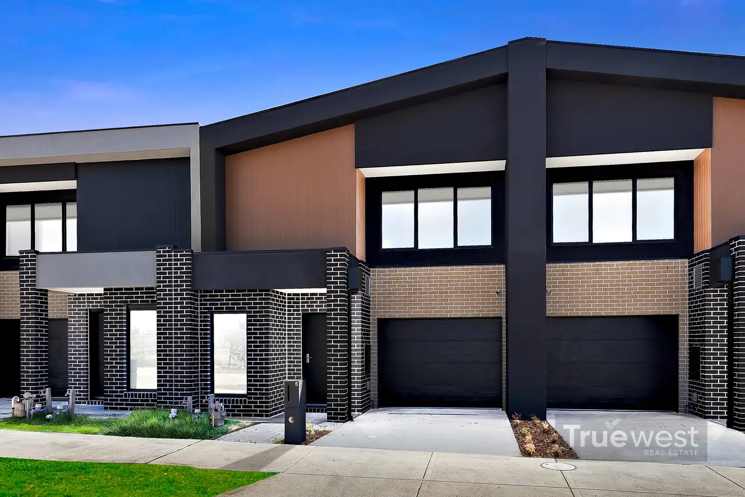 Main view of Homely townhouse listing, 5 Lanigera Court, Donnybrook VIC 3064