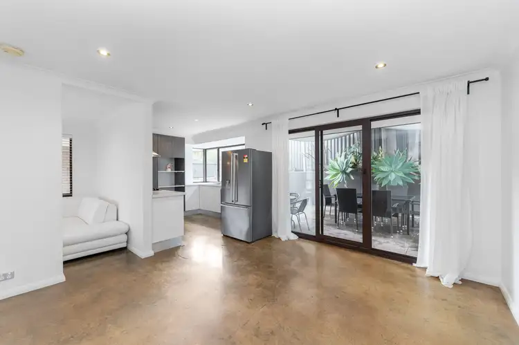8B Kitchener Road, Melville WA 6156